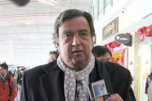 Bill Richardson Spotted At The Airport Wallpaper