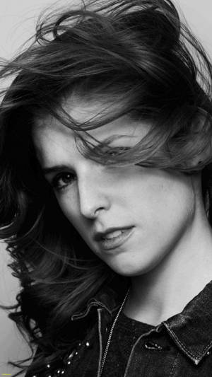 Black And White Anna Kendrick Messy Hair Wallpaper