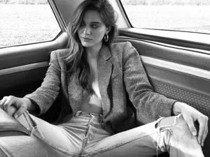 Black And White Fashion Model On A Runway Wallpaper