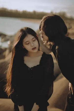 Black Attire Of Mujeres Lesbianas Wallpaper