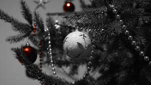 Black Christmas White Balls Wallpaper