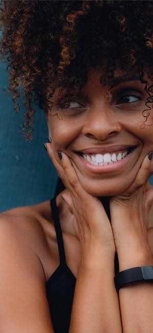 Black Girl Baddie Smiling Wallpaper