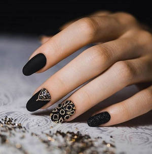 Black Nail Art Wallpaper