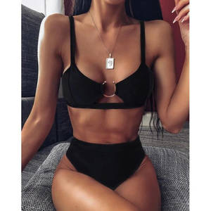 Black Woman In Bikini Necklace Wallpaper