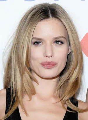 Blonde Celebrity Event Portrait Wallpaper