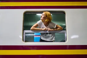 Blonde Mujer Soltera On A Train Wallpaper