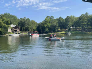 Boatingon Lake Hamilton Wallpaper