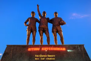 Bobby Charlton United Trinity Statue Photography Wallpaper