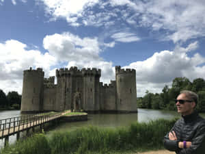 Bodiam Castlewith Visitor Wallpaper