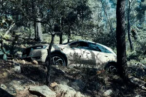 Bold Elegance - Ds 7 Crossback E-tense On A Panoramic Road Wallpaper