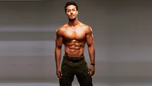 Bollywood Hero Tiger Shroff Martial Artist Wallpaper