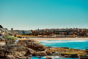 Bondi Beach Sunny Day Vista Wallpaper