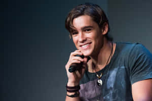 Brenton Thwaites Speaking Event Wallpaper