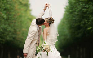 Bride And Groom Sweet Kiss Wallpaper