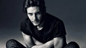 British Actor Ben Barnes In A Casual Pose Wallpaper