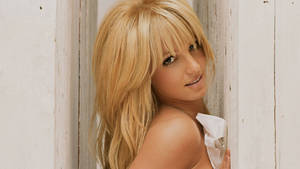 Britney Spears Flaunting Her Signature Bangs Wallpaper