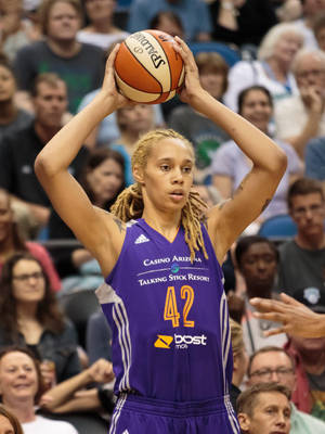 Brittney Griner Holding Ball Up Wallpaper