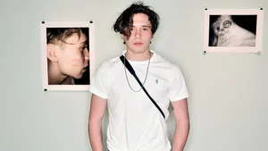Brooklyn Beckham Art Exhibit Wallpaper