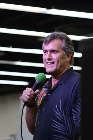 Bruce Campbell [wallpaper] Wallpaper