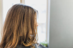 Brunette Woman In A Haircut Salon Wallpaper