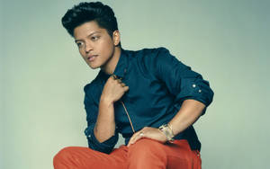 Bruno Mars Performing In An Electric Green Outfit Wallpaper