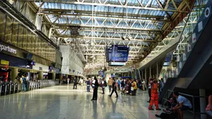 Bustling Beauty Of Waterloo Station Wallpaper