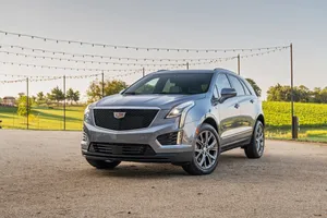 Cadillac Xt5 In Lustrous White Wallpaper