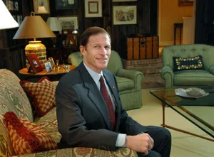 Calm And Collected: Senator Richard Blumenthal In A Green Aesthetic Environment Wallpaper