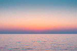 Calming Colorful Sky And Sea Horizon Wallpaper