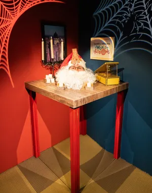 Camera Obscura Headon Table Illusion Wallpaper