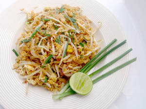 Caption: Authentic Pad Thai Garnished With Spring Onions Wallpaper