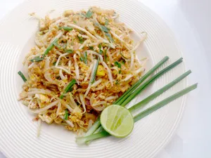 Caption: Authentic Pad Thai Garnished With Spring Onions Wallpaper