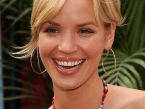 Caption: Captivating Portrait Of The Elegant Ashley Scott Wallpaper