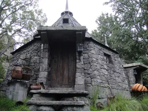 Caption: Hagrid's Hut In A Magical Setting Wallpaper