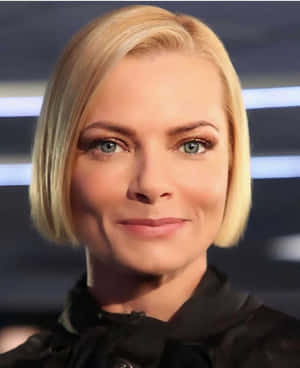 Caption: Jaime Pressly Posing In A Photoshoot Wallpaper