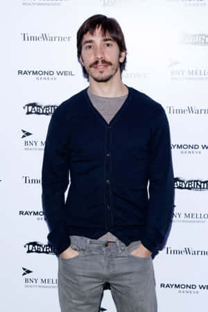 Caption: Justin Long Posing At A Photoshoot Wallpaper