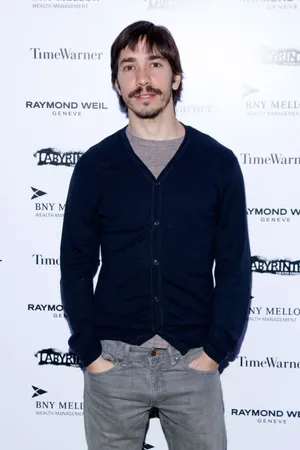 Caption: Justin Long Posing At A Photoshoot Wallpaper