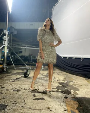 Caption: Kate Ritchie Radiantly Poses For The Camera Wallpaper