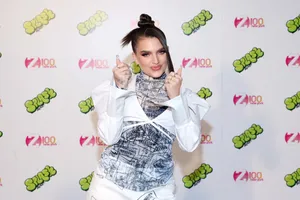 Caption: Mae Muller Performing Live On Stage Wallpaper