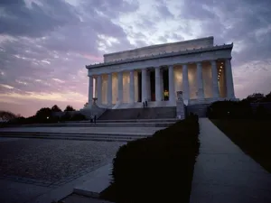 Caption: Majestic Lincoln Memorial, Washington Dc Wallpaper