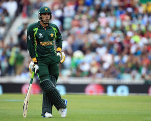 Caption: Misbah-ul-haq Of Pakistan Cricket Showing Determination On The Pitch. Wallpaper