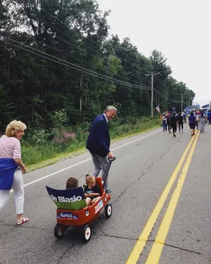 Caption: New York Mayor Bill De Blasio Pulling A Trolley Wallpaper
