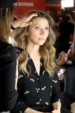 Caption: Sarah Chalke - Elegant And Radiant Wallpaper