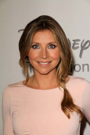 Caption: Sarah Chalke Posing Elegantly In A Fashionable Outfit Wallpaper