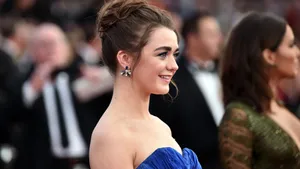 Caption: Striking Portrait Of Maisie Williams Wallpaper