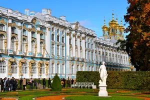 Caption: Tourists Queuing Outside The Majestic Catherine Palace In Russia Wallpaper