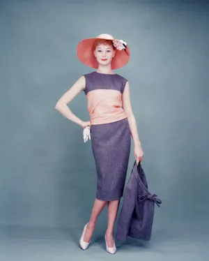 Caption: Vintage 50s Style Glamour Wallpaper