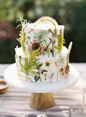Captivating Floral Cake With Blooming Delicacies Wallpaper