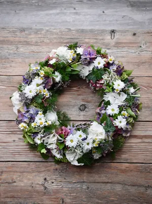 Captivating Floral Wreath Wallpaper