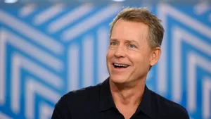 Captivating Glance Of Greg Kinnear Wallpaper
